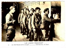 Ligne Maginot - ROCHONVILLERS - A8 - (Ouvrage d'artillerie) - Carte postale
La distribution des repas, perception des marmites norvégiennes pour un bloc