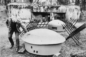 Ligne Maginot - SCHOENENBOURG - (Ouvrage d'artillerie) - Photo de presse 1984 
Les cuirassements factices en place devant l'ouvrage