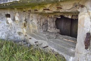 Ligne Maginot - AB28 - (Blockhaus pour canon) - Créneau canon de 47
Noter les ancrages pour la plaque d'obturation extérieur et les restes de coffrage en bois