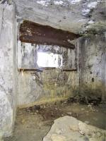 Ligne Maginot - AB28 - (Blockhaus pour canon) - Créneau canon de 47
Au sol, on distingue les points d'ancrages de la crinoline