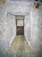 Ligne Maginot - AB28 - (Blockhaus pour canon) - Créneau de défense rapprochée de l'entrée
En haut à droite, un crochet pour hamac