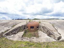 Ligne Maginot - BAMBIDERSTROFF SUD - C71 - (Casemate d'infanterie) - Cloche JM centrale
On distingue la cloche GFM de Bambi Nord à l'arrière plan