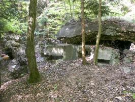 Ligne Maginot - SOMMET DU HOCHWALD 3 - (Blockhaus pour arme infanterie) - Le blockhaus détruit
A gauche la coupole mitrailleuse, à droite un créneau pour FM