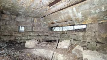 Ligne Maginot - VERLORENERBACH - (Blockhaus pour arme infanterie) - La chambre de tir.
A gauche le créneau de défense rapprochée, à droite le créneau principal