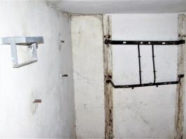 Ligne Maginot - F2 - (Chambre de coupure - Avec central) - La chambre
Mur gauche: support pour piles Leclanché, emplacement d'un central 16 directions sous carter étanche. 
Sur le mur du fond, cadre de fixation d'un répartiteur modernisé LMRT