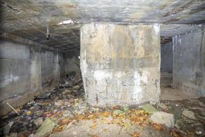 Ligne Maginot - CB299 - JUNGBUSCH - (Blockhaus pour canon) - L'intérieur vu par l'entrée.
A droite l'entrée du blockhaus d'origine, à gauche l’extension