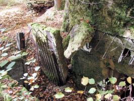 Ligne Maginot - CB445 - BOIS KARRE 3 - (Blockhaus pour canon) - L'entrée
Toit effondré au niveau de l'entrée du blockhaus et de l'annexe.