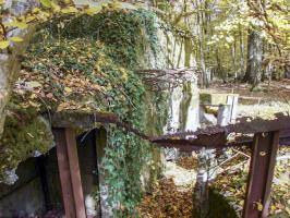 Ligne Maginot - CB447 - BOIS KARRE 2 - (Blockhaus pour arme infanterie) - Vue de la façade gauche
On voit sur la droite de la façade un créneau de tir pour arme d'infanterie.