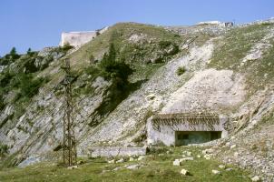 Ligne Maginot - LAVOIR - (Ouvrage d'artillerie) - L'entrée des hommes
En haut le bloc 1 et le bloc cheminée