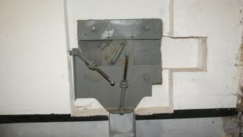 Ligne Maginot - La SALMAGNE (Ouvrage d'infanterie) - Bloc 1
Créneau type A pour FM 24/29 avec les supports réglables pour l'arme montée sur rotule RB.
L'évidement à droite du créneau sert à mettre en place et retirer le support pour la rotule RB