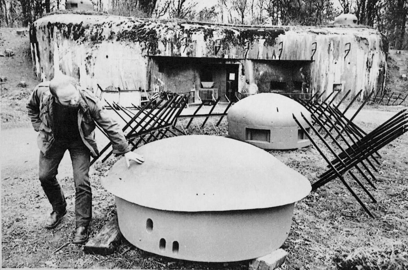 Ligne Maginot - SCHOENENBOURG - (Ouvrage d'artillerie) - Photo de presse 1984 
Les cuirassements factices en place devant l'ouvrage - Inconnu