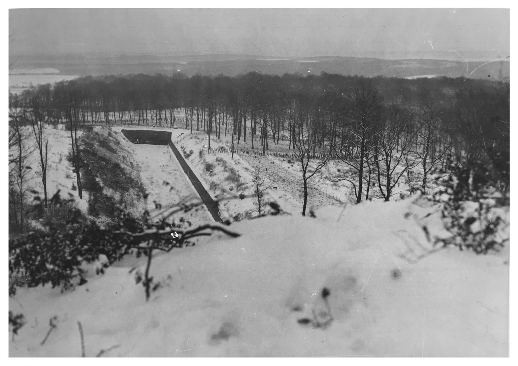 Ligne Maginot - HACKENBERG - A19 - (Ouvrage d'artillerie) - Le fossé antichar
Bloc 25 vu depuis le bloc 24  - Inconnu