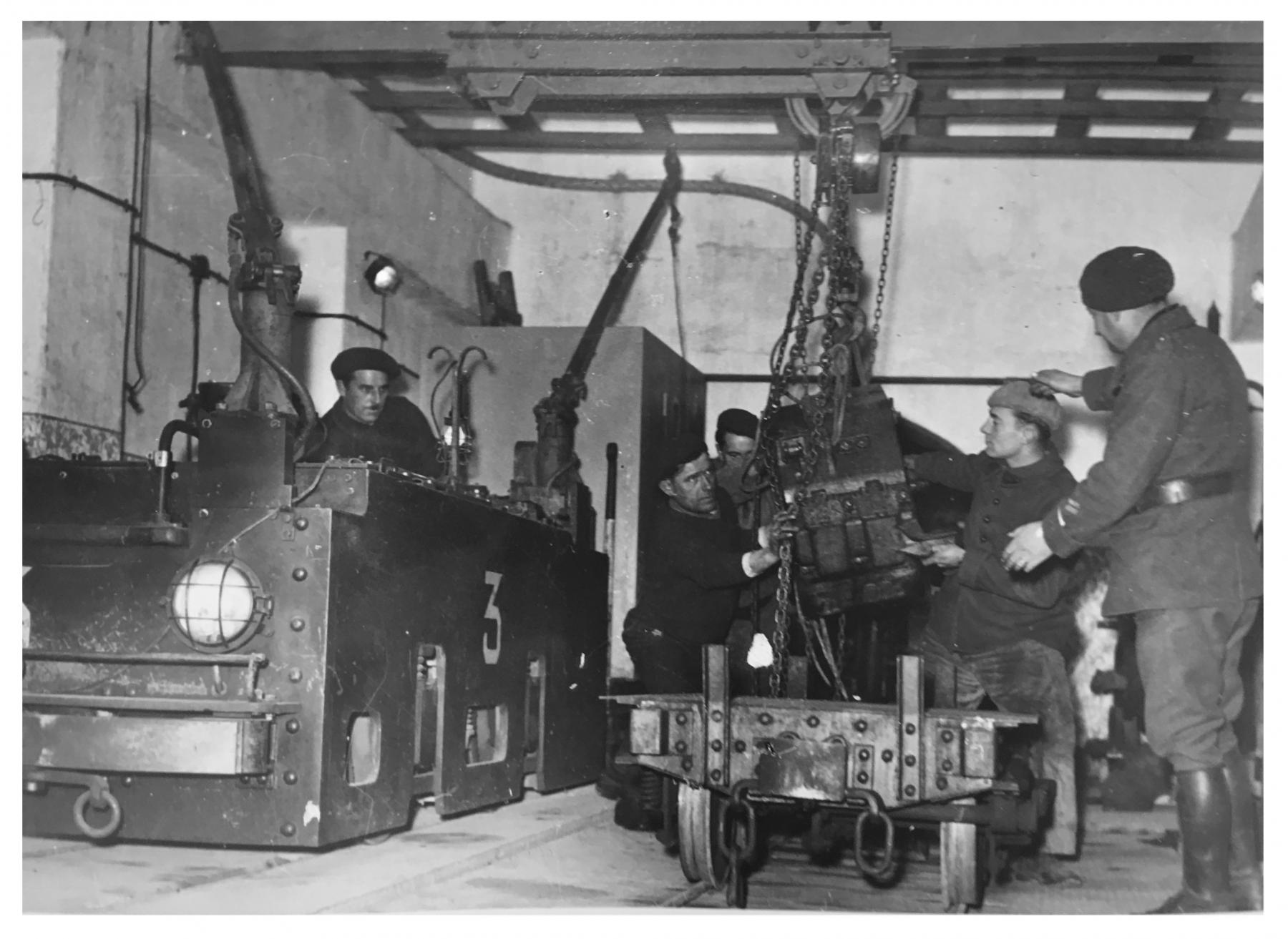 Ligne Maginot - HACKENBERG - A19 - (Ouvrage d'artillerie) - Le garage des locotracteurs
Opération entretien sur un locotracteur SW - Inconnu