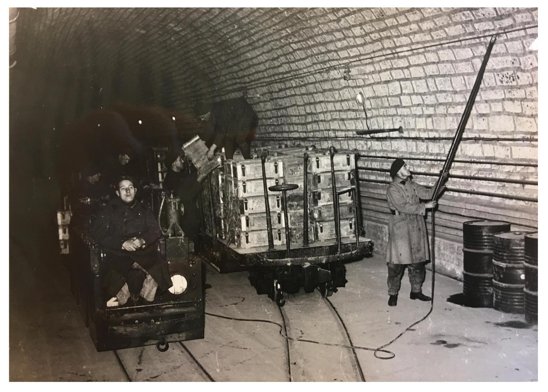 Ligne Maginot - HACKENBERG - A19 - (Ouvrage d'artillerie) - Gare intérieure du réseau de voie de 60
Manoeuvre d'un locotracteur SW à la perche, cette portion réservée au déchargement des plateformes mle 1888 étant démunie de caténaire  - Inconnu