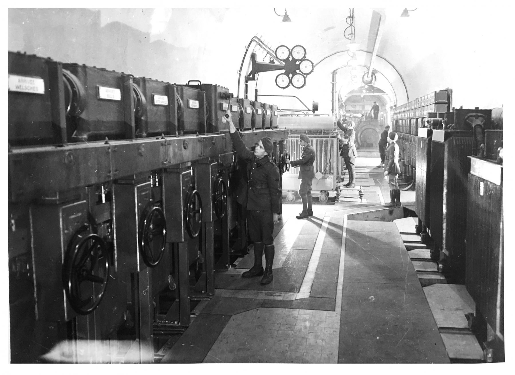 Ligne Maginot - HACKENBERG - A19 - (Ouvrage d'artillerie) - Usine électrique
Le poste de transformation MT avec ses cellules et transformateurs avec , dans le prolongement, le tableau général basse tension - Inconnu