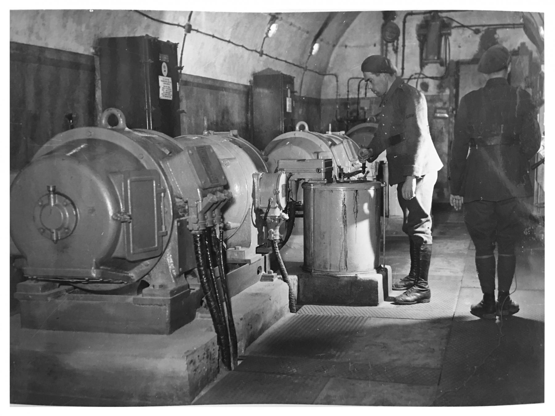 Ligne Maginot - HACKENBERG - A19 - (Ouvrage d'artillerie) - Sous-station traction
Les groupes convertisseurs produisant le 600V continu nécessaire pour la traction électrique en voie de 60 dans l'ouvrage - Inconnu