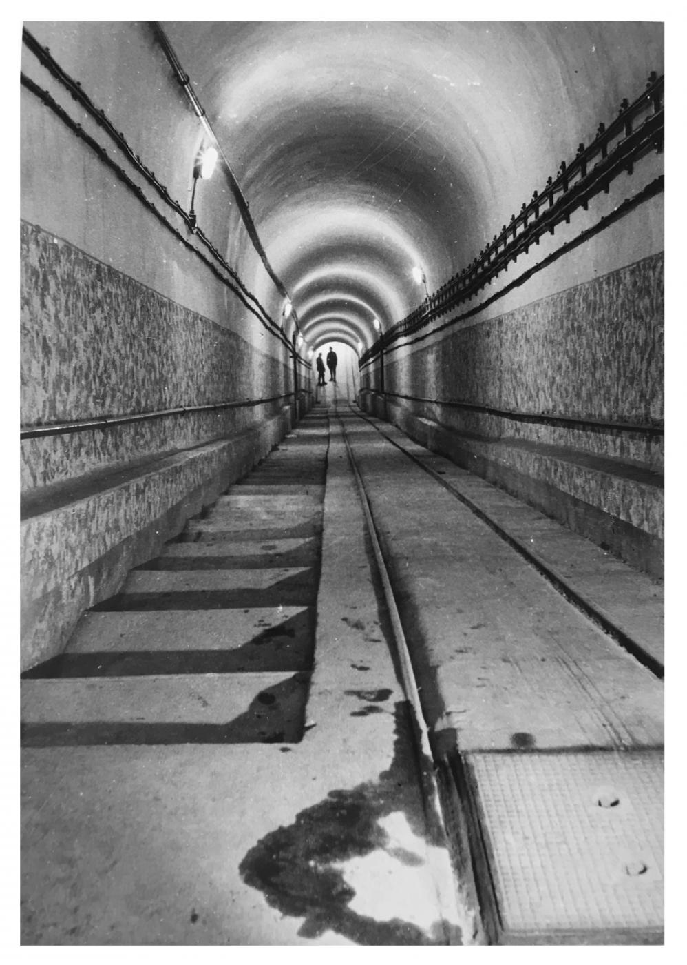 Ligne Maginot - HACKENBERG - A19 - (Ouvrage d'artillerie) - Galerie d'accès au bloc 7 
Plan incliné descendant (plan que deux wagonnets fous ont dévalé le 23 aout 1939 lors d'une corvée de literie commandé par le caporal-chef S). - Inconnu