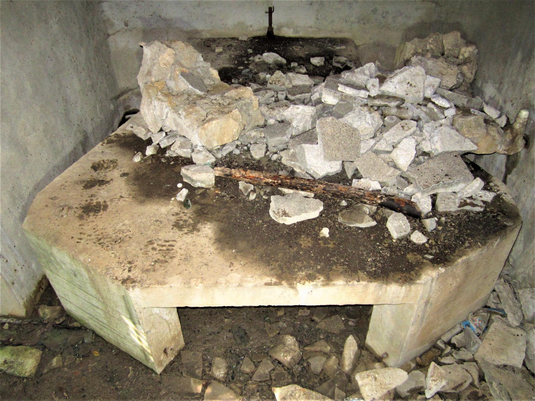 Ligne Maginot - M113N - LA BARRIERE 2 - (Blockhaus pour arme infanterie) - La table support d'origine pour le trepied de la mitrailleuse - Gregory Fuchs