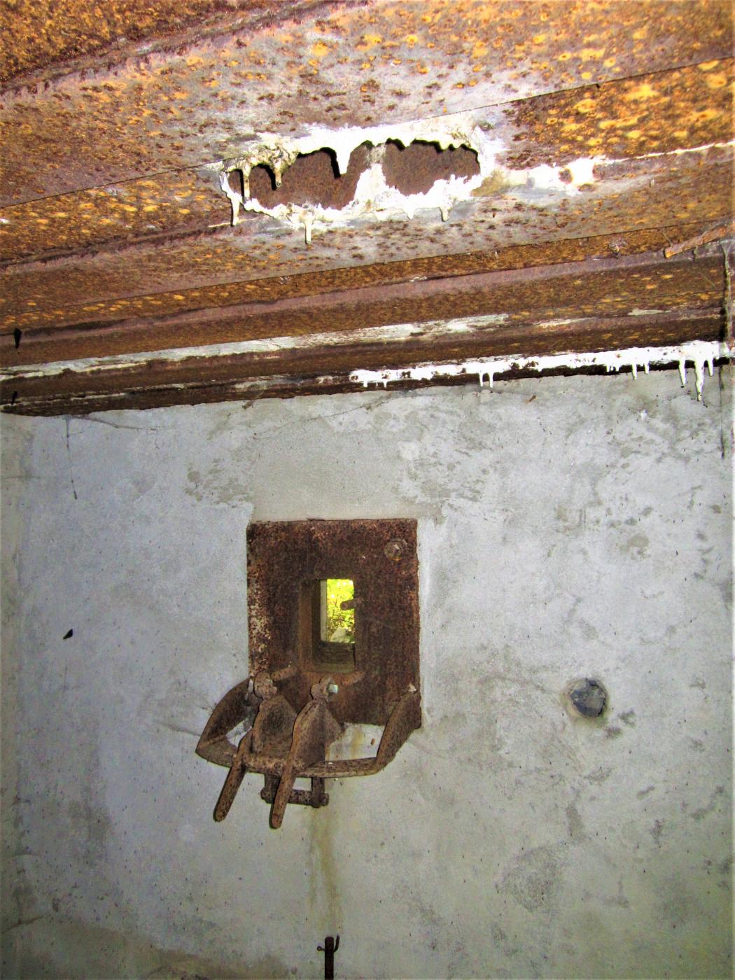 Ligne Maginot - M113N - LA BARRIERE 2 - (Blockhaus pour arme infanterie) - Le créneau mitrailleuse et l'orifice périscopique - Gregory Fuchs