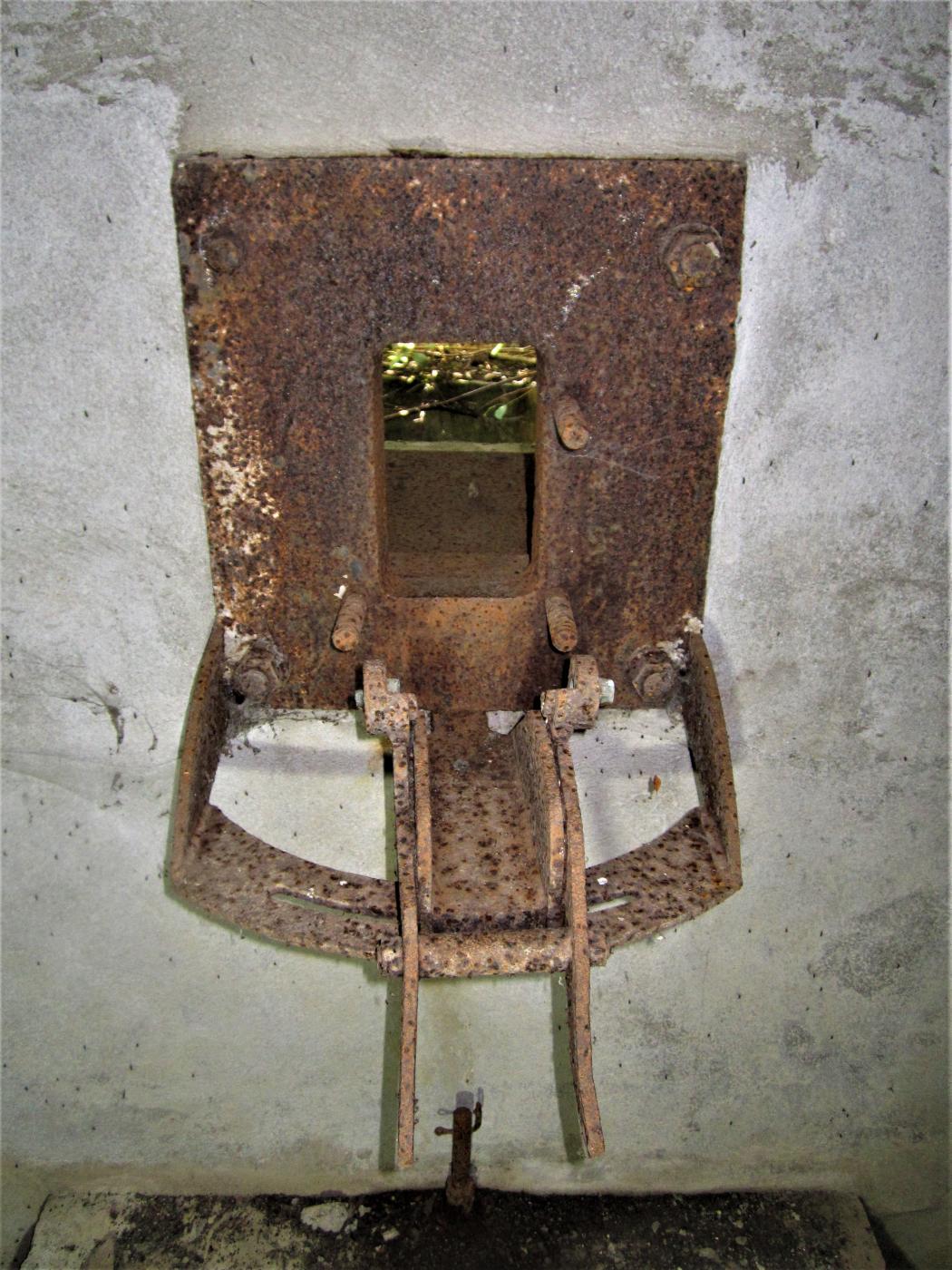 Ligne Maginot - M113N - LA BARRIERE 2 - (Blockhaus pour arme infanterie) - Support pour mitrailleuse de plaque d'embrasure type N monté sur la trémie 1939/1940 - Gregory Fuchs