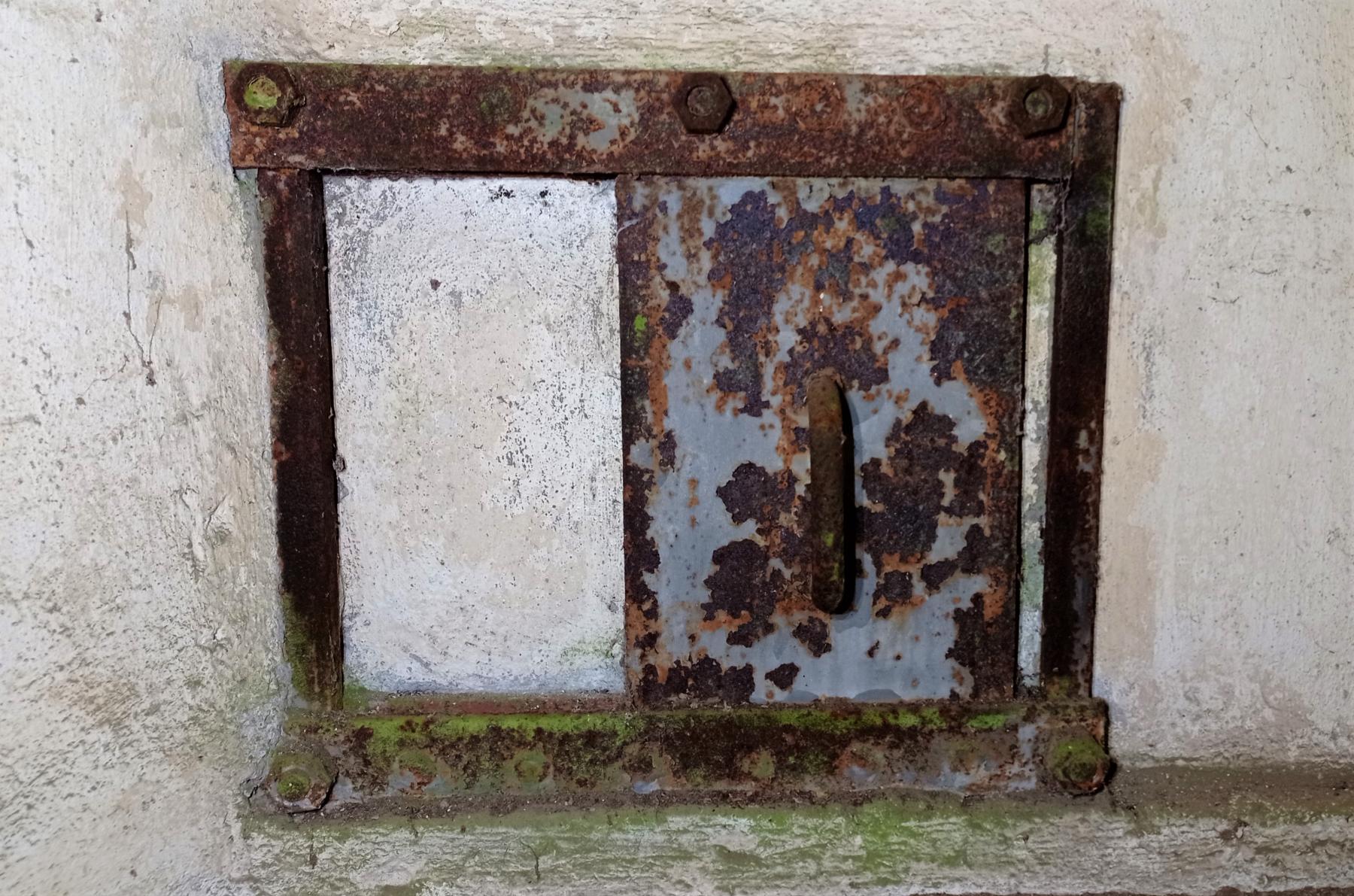 Ligne Maginot - FM - ZIEGELMATT NORD - (Blockhaus pour arme infanterie) - Détail du créneau principal encore équipé de son volet - Baptiste GAUDIN