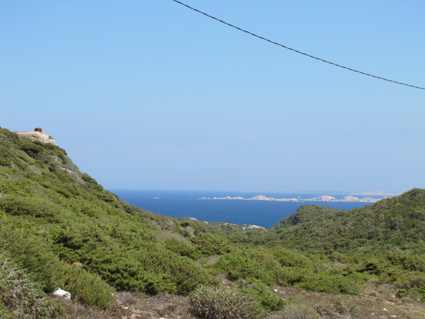 Ligne Maginot - PERTUSATO 1 - (Casemate d'infanterie - double) - Vue du blockhaus et les îles de Lavezzi - C Caillié