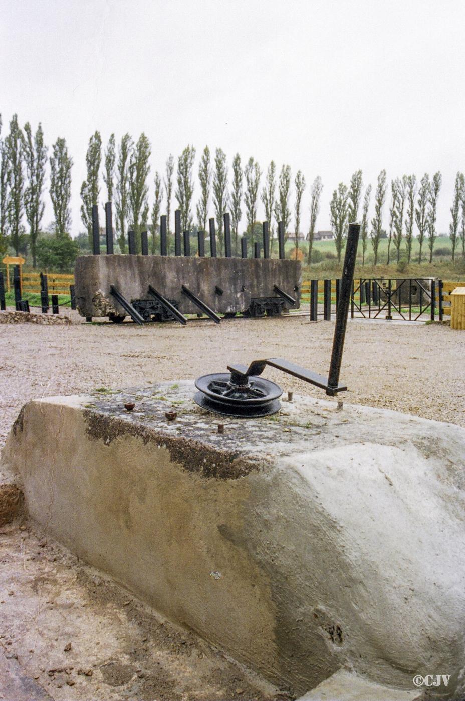 Ligne Maginot - BARST - (Barrage de Route) - Le treuil permettant de remettre le wagon en positon ouverture. - Lia VERMEULEN