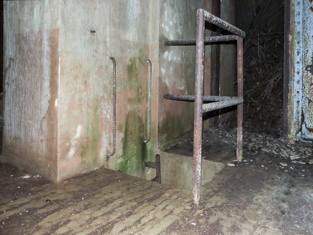 Ligne Maginot - A117 - PASSE D'ANOR - (Blockhaus pour canon) - Chambre de tir AC Ouest - Trappe hommes - JMBrams