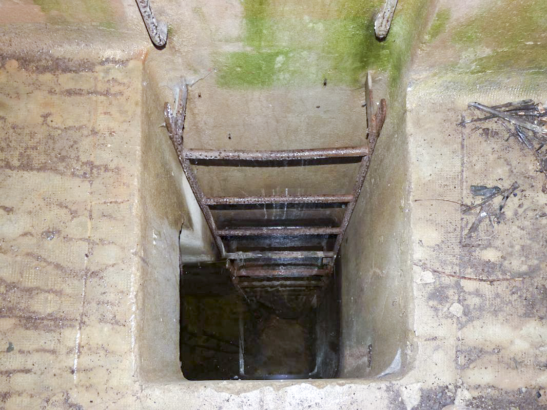 Ligne Maginot - A117 - PASSE D'ANOR - (Blockhaus pour canon) - Chambre de tir AC Ouest - Trappe donnant accès au niveau inférieur - JMBrams