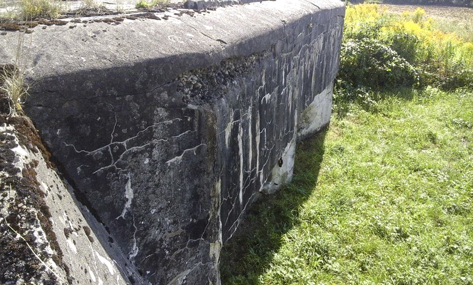 Ligne Maginot - AB28 - (Blockhaus pour canon) - La dalle formant visière au-dessus des créneaux - lanou