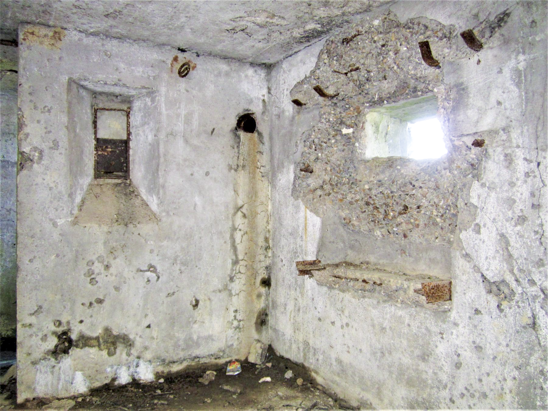 Ligne Maginot - AB28 - (Blockhaus pour canon) - Créneau mitrailleuse - Gregory Fuchs