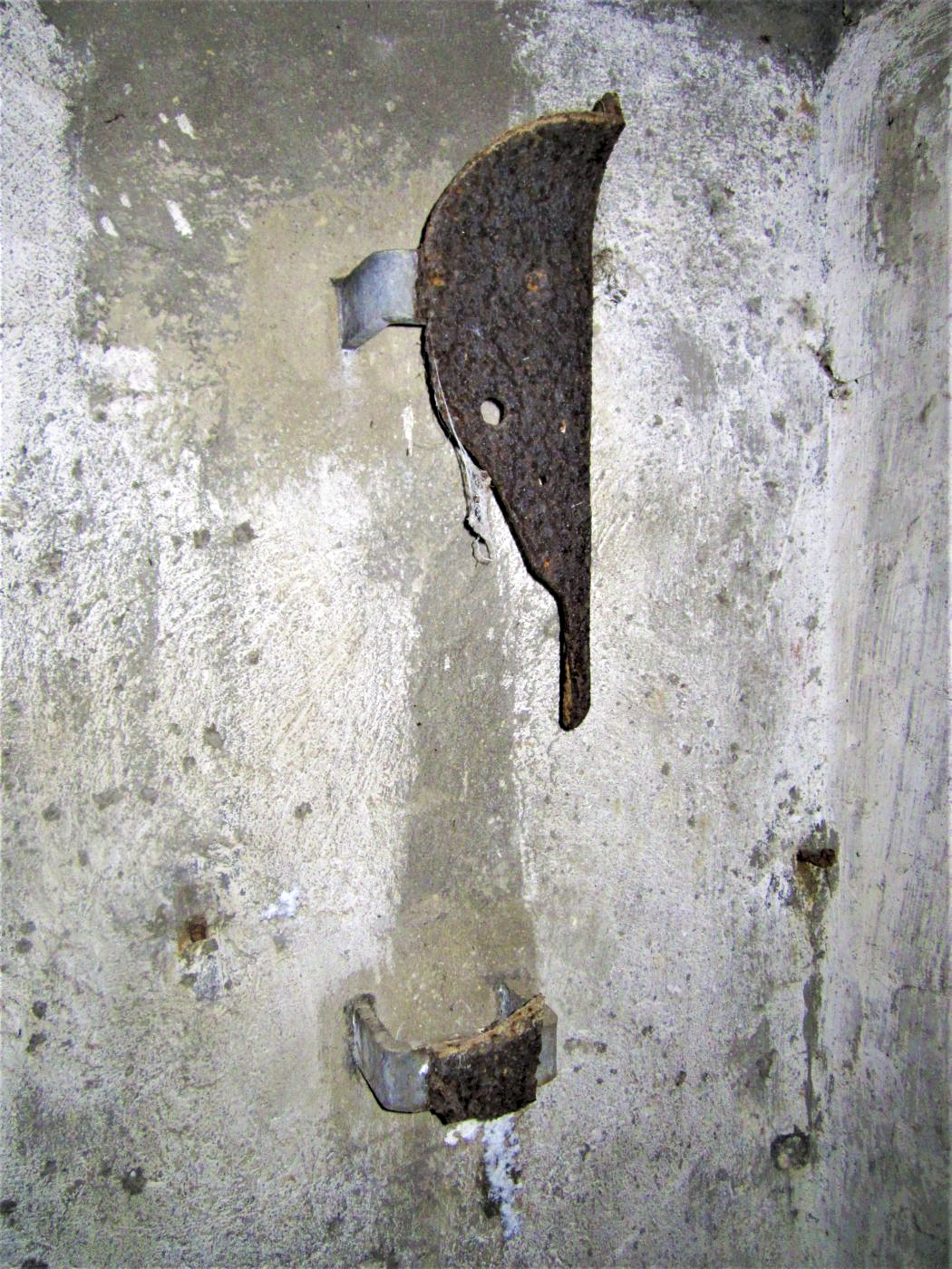 Ligne Maginot - AB28 - (Blockhaus pour canon) - Vestige du ventilateur - Gregory Fuchs