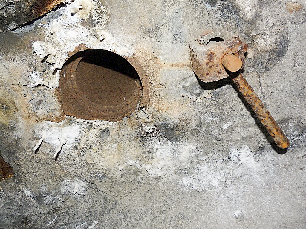 Ligne Maginot - AB28 - (Blockhaus pour canon) - L'orifice périscopique jouxtant le créneau du canon de 47 - Sylvie Laure LAMBERT