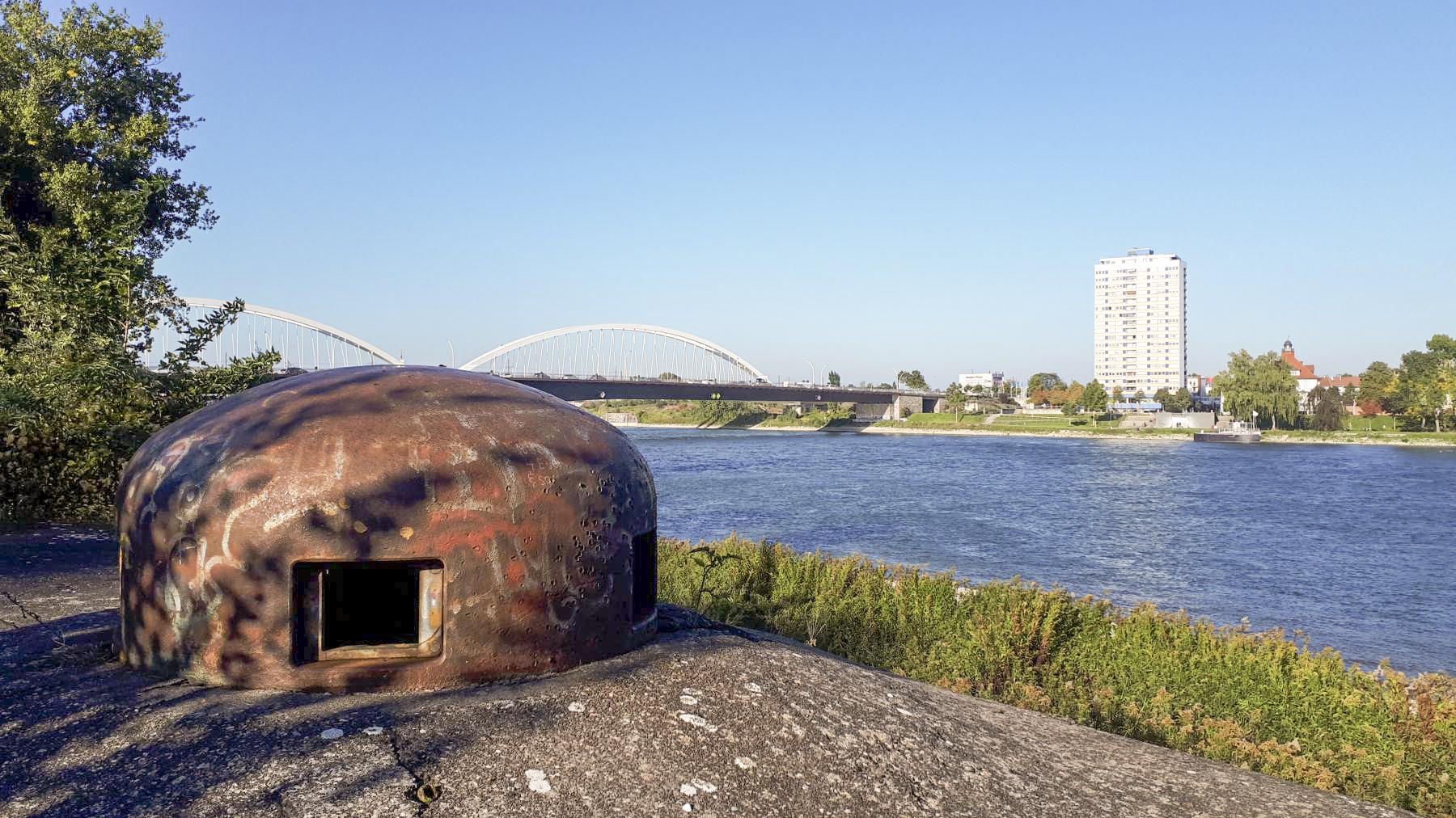 Ligne Maginot - CHAMP DE COURSES - (Casemate d'infanterie - double) - Vue actuelle sur les ponts de Kehl - Les Gardiens du Rhin