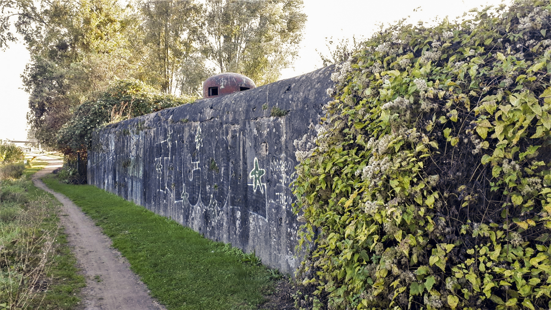 Ligne Maginot - CHAMP DE COURSES - (Casemate d'infanterie - double) - Façade frontale et cloche GFM - Les Gardiens du Rhin