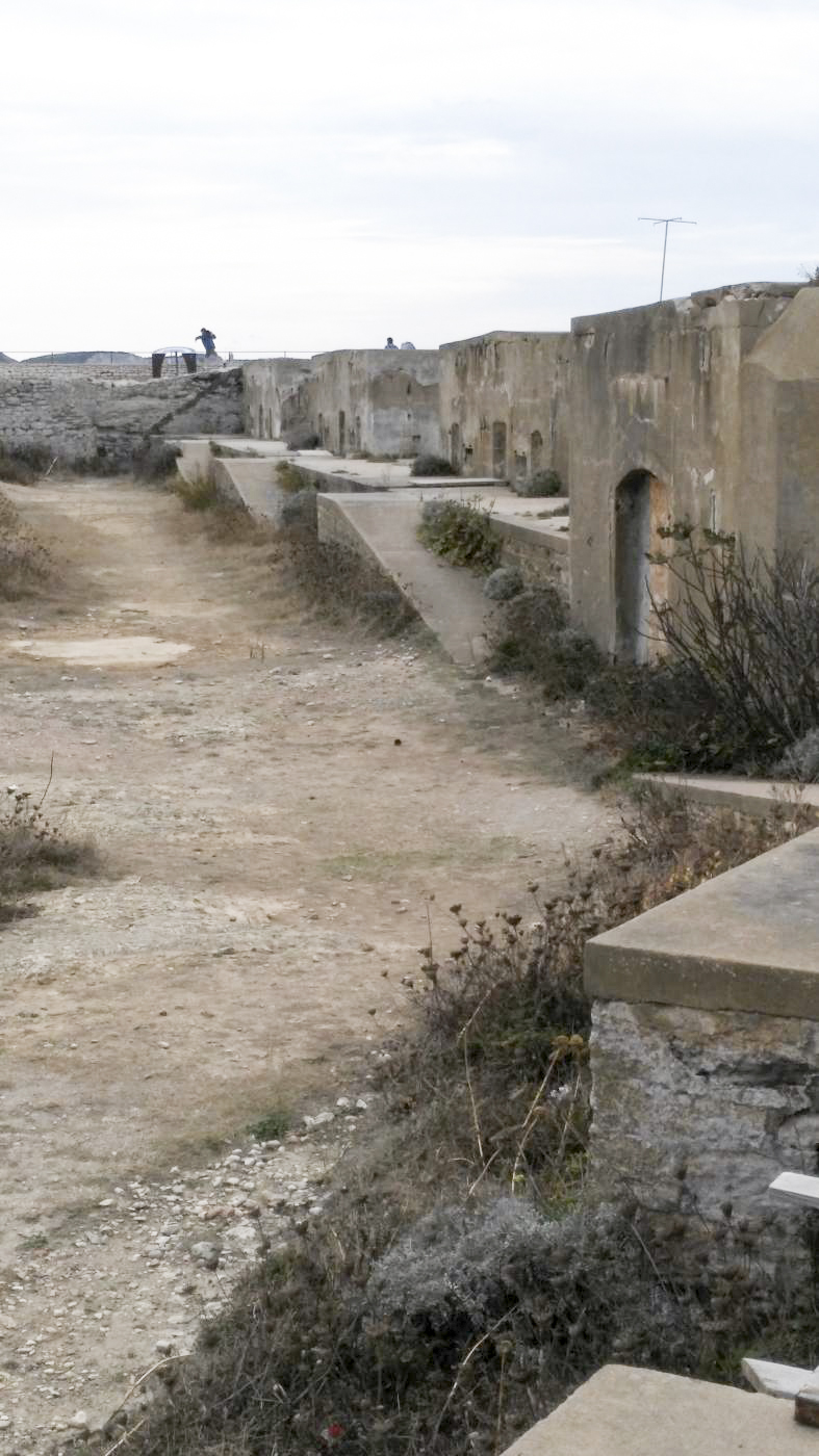 Ligne Maginot - BATTERIE DE LA CITADELLE DE BONIFACIO - (Position d'artillerie préparée) - Vue en enfilade avec les plans inclinés face aux encuvements. - ANDRE Philippe