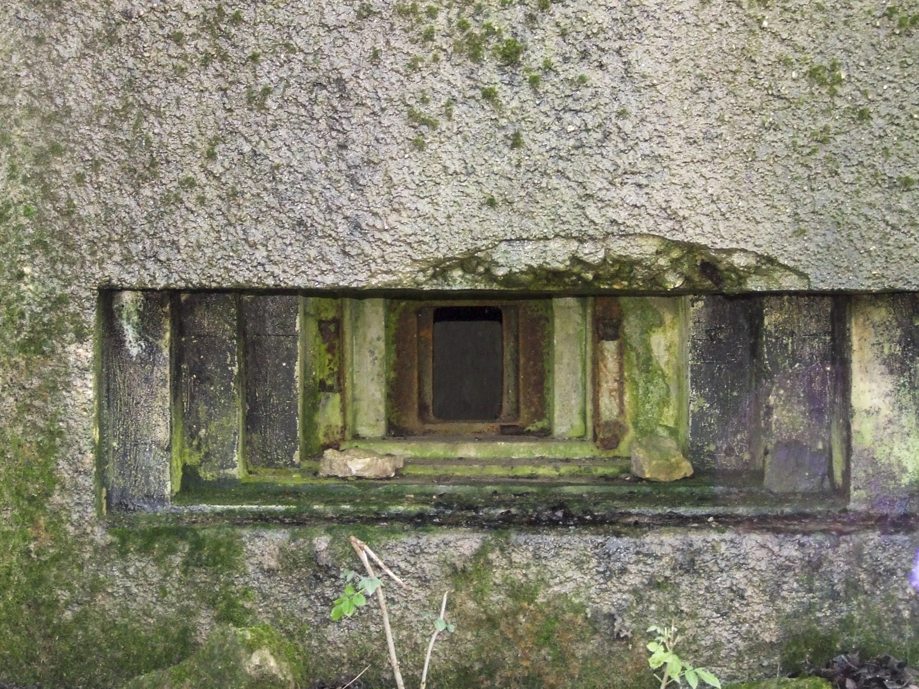Ligne Maginot - AB7-D - BRANDSTUDEN  2 - (Blockhaus pour arme infanterie) - L'embrasure pour mitrailleuse. - STENGER Mathieu