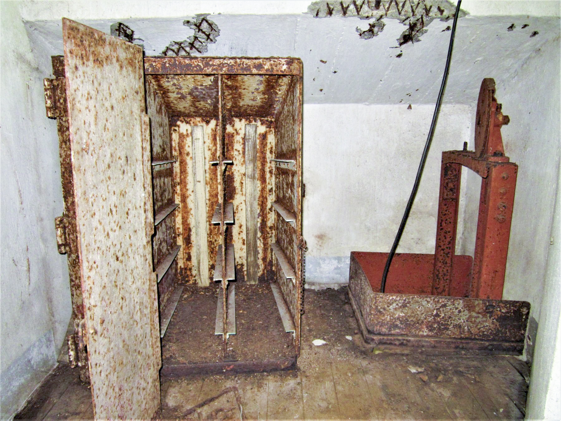 Ligne Maginot - EINSELING - A36 - (Ouvrage d'infanterie) - Monte-charge et armoire à chargeurs à l'étage intermédiaire - Gregory Fuchs