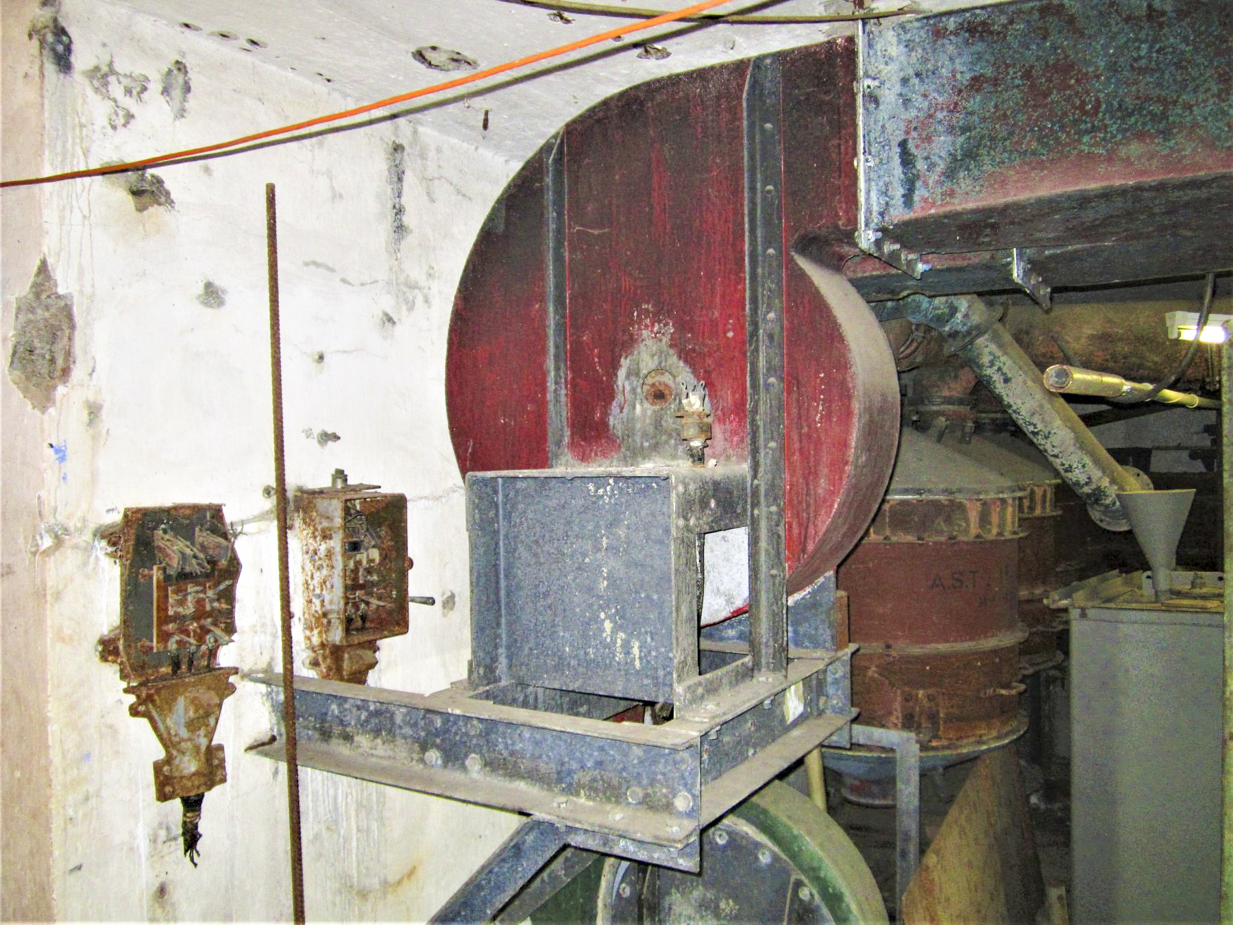 Ligne Maginot - EINSELING - A36 - (Ouvrage d'infanterie) - Local de neutralisation
Ventilateur air pur - Gregory Fuchs