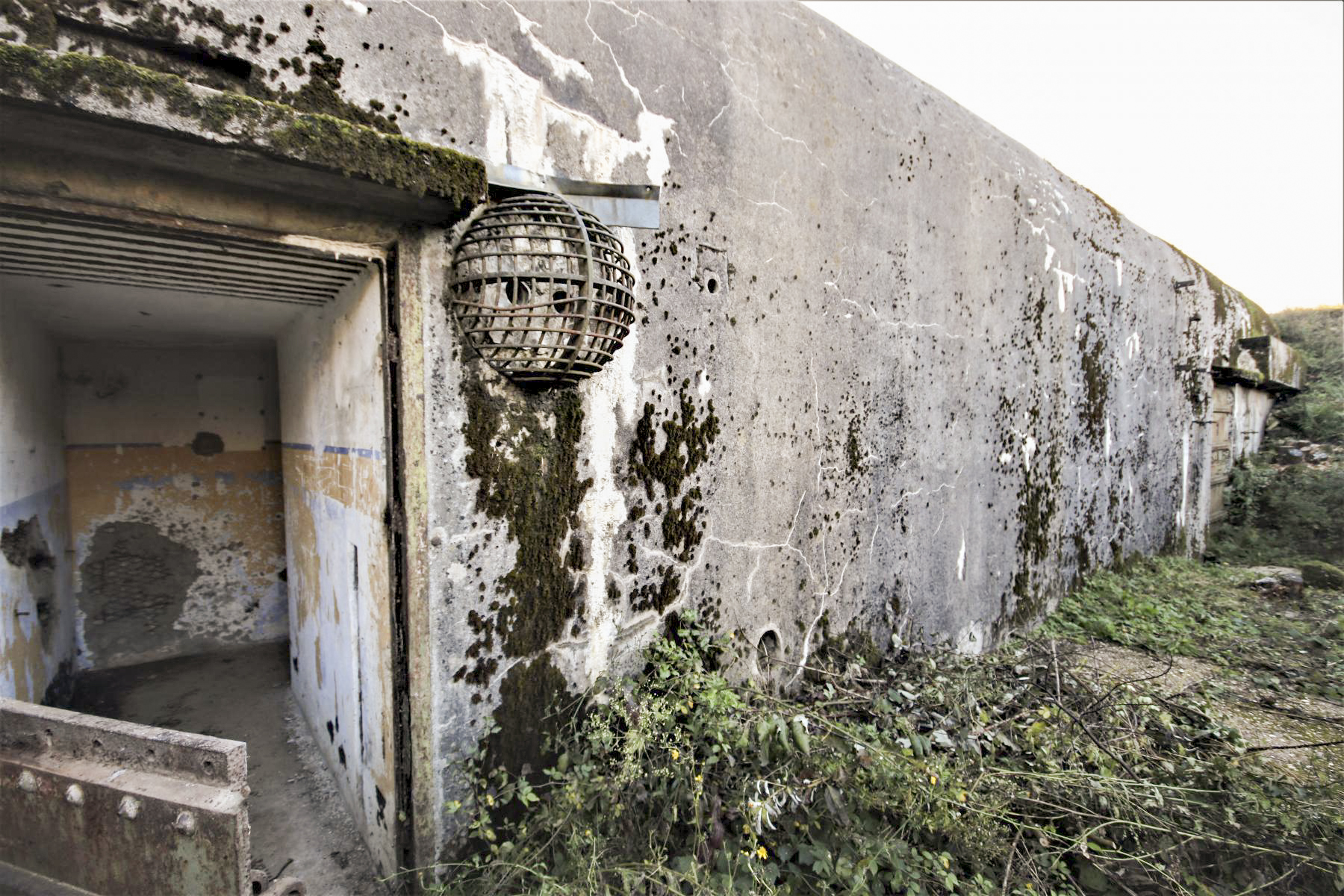 Ligne Maginot - BAMBIDERSTROFF SUD - C71 - (Casemate d'infanterie) - L'entrée gauche et la prise d'air protégée par un treillage en acier - Michel & Philippe ZIMMER