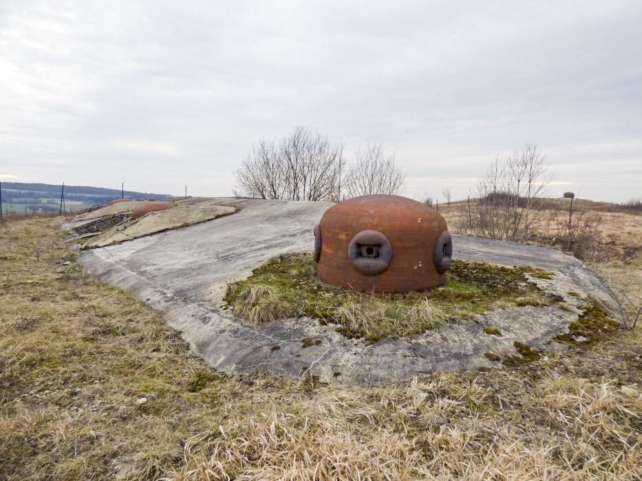 Ligne Maginot - BAMBIDERSTROFF SUD - C71 - (Casemate d'infanterie) - La cloche GFM et les deux cloches JM
On distingue la cloche GFM de Bambi Nord à l'arrière plan - Rocaline.fr