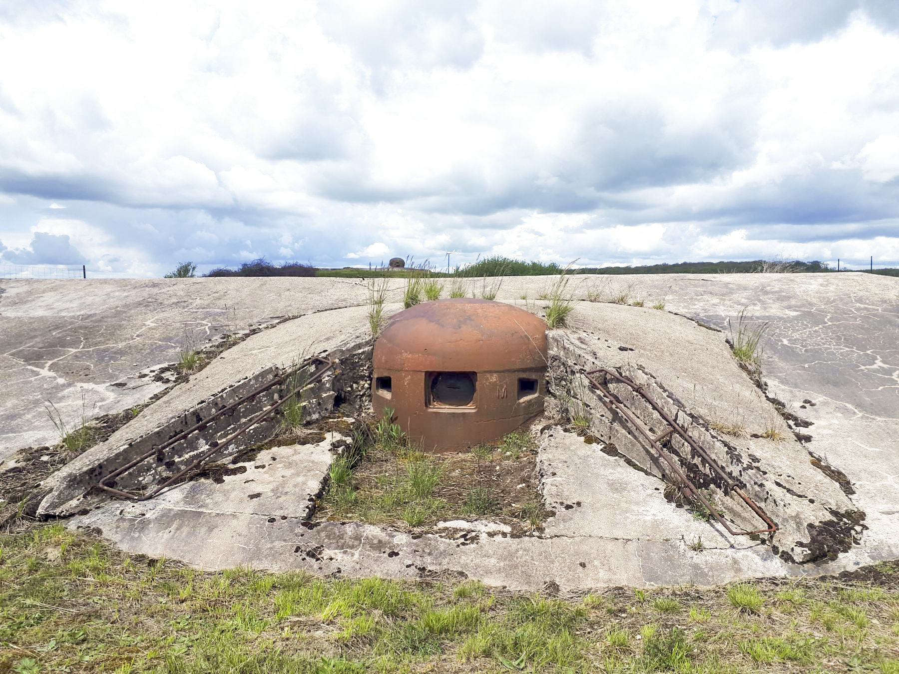 Ligne Maginot - BAMBIDERSTROFF SUD - C71 - (Casemate d'infanterie) - Cloche JM centrale
On distingue la cloche GFM de Bambi Nord à l'arrière plan - Gregory Fuchs