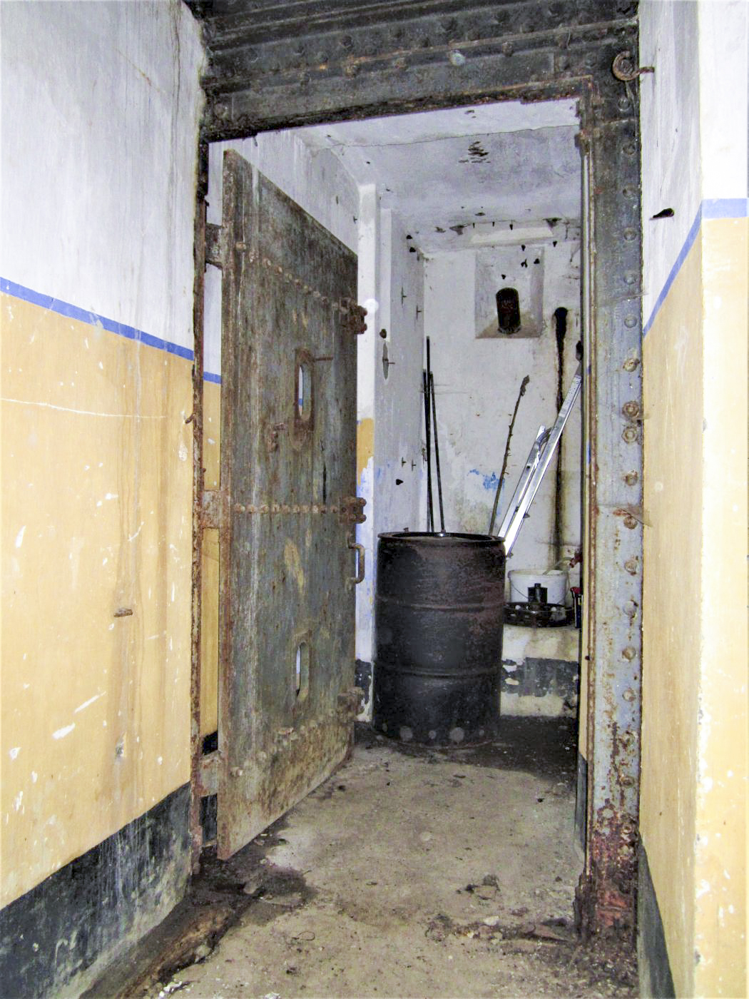 Ligne Maginot - BAMBIDERSTROFF SUD - C71 - (Casemate d'infanterie) - Sas de l'entrée gauche
Porte blindée intérieur et goulotte à grenades - Gregory Fuchs
