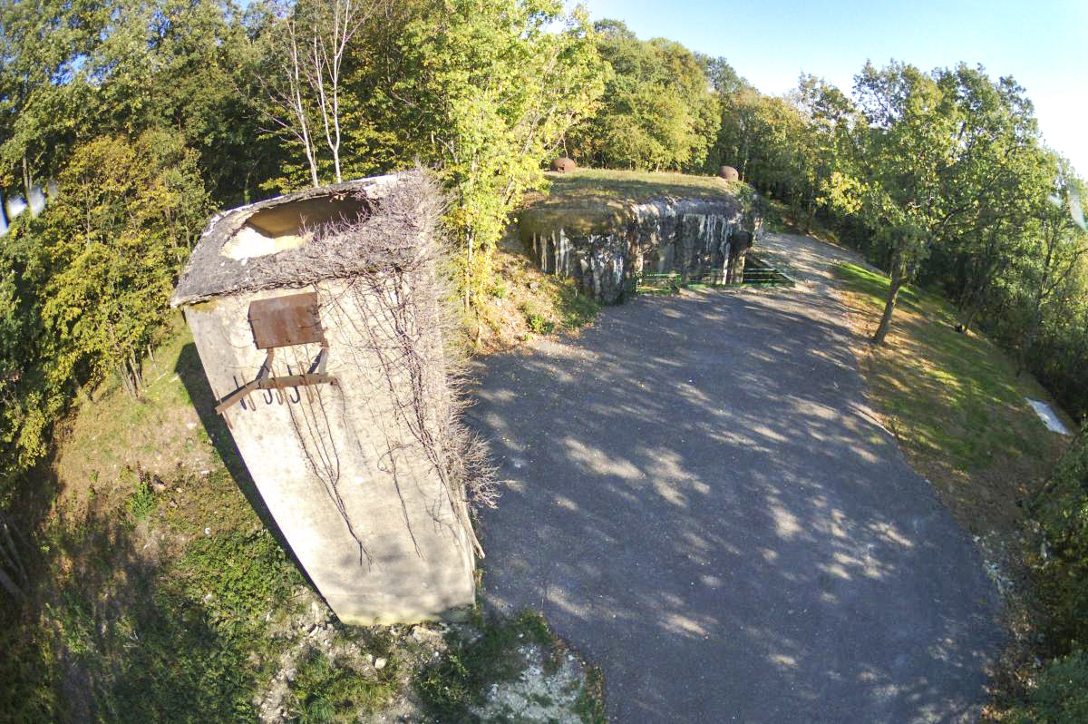 Ligne Maginot - TETING - A38 - (Ouvrage d'infanterie) - Le transformateur extérieur alimentant l'ouvrage en temps de paix et le bloc d'entrée à l'arrière - jin jac