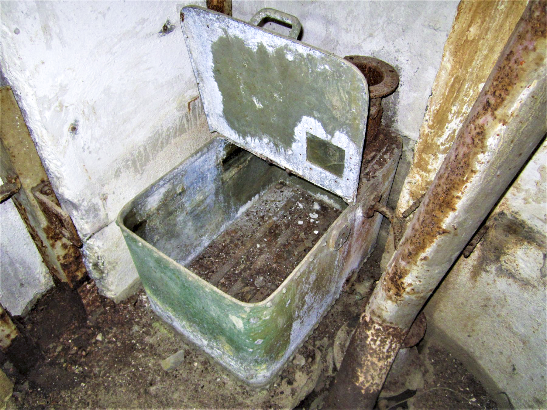 Ligne Maginot - BAMBIDERSTROFF SUD - C71 - (Casemate d'infanterie) - Caisson de récupération des douilles - Gregory Fuchs