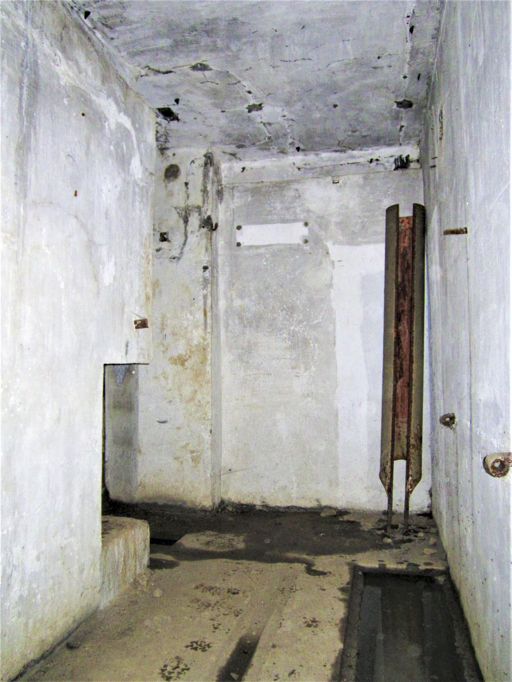 Ligne Maginot - BAMBIDERSTROFF SUD - C71 - (Casemate d'infanterie) - Local des ventilateurs
Dans le coin du mur, le carter d'une noria de cloche JM - Gregory Fuchs