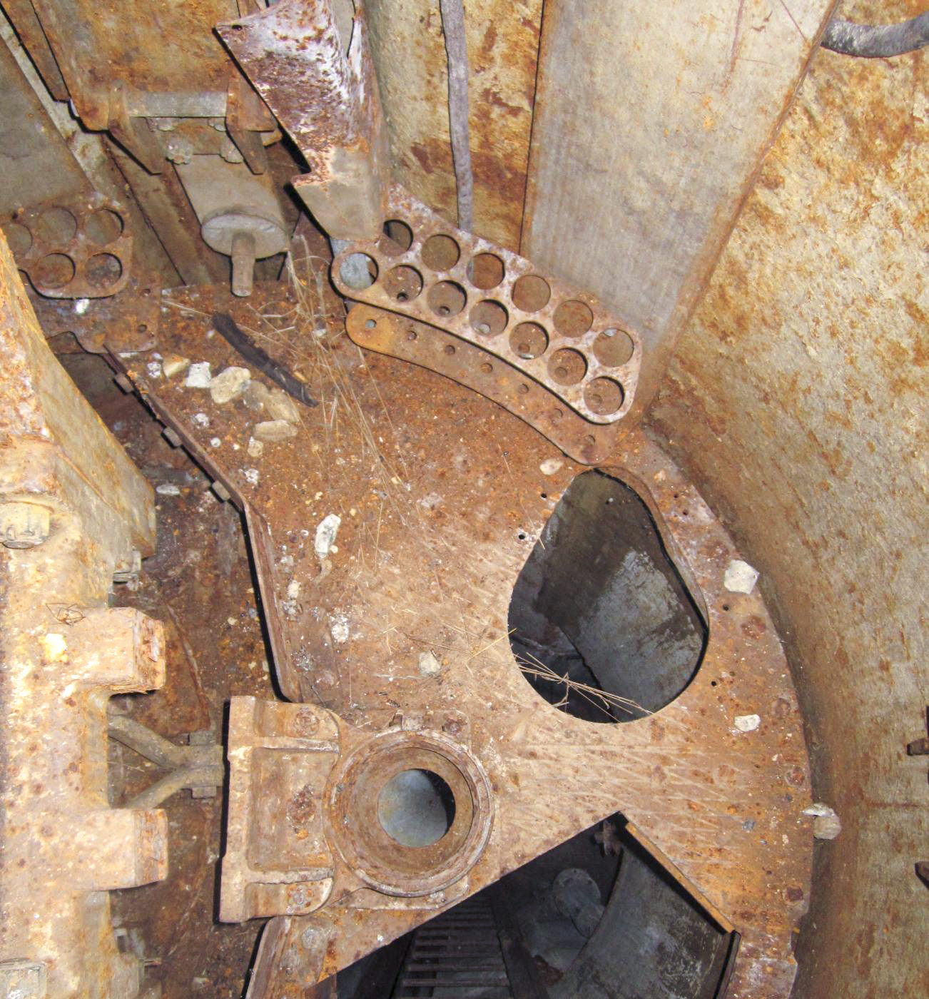 Ligne Maginot - EINSELING - A36 - (Ouvrage d'infanterie) - Cloche JM modifiée AM
Plancher fixe de la chambre de tir - Gregory Fuchs
