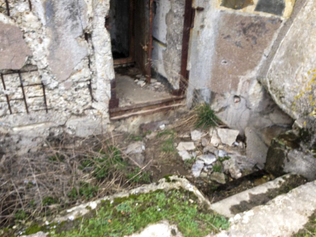 Ligne Maginot - CREVECOEUR - (Casemate d'infanterie - double) - Vue sur le fossé diamant d'entrée de la casemate - d.sprimont