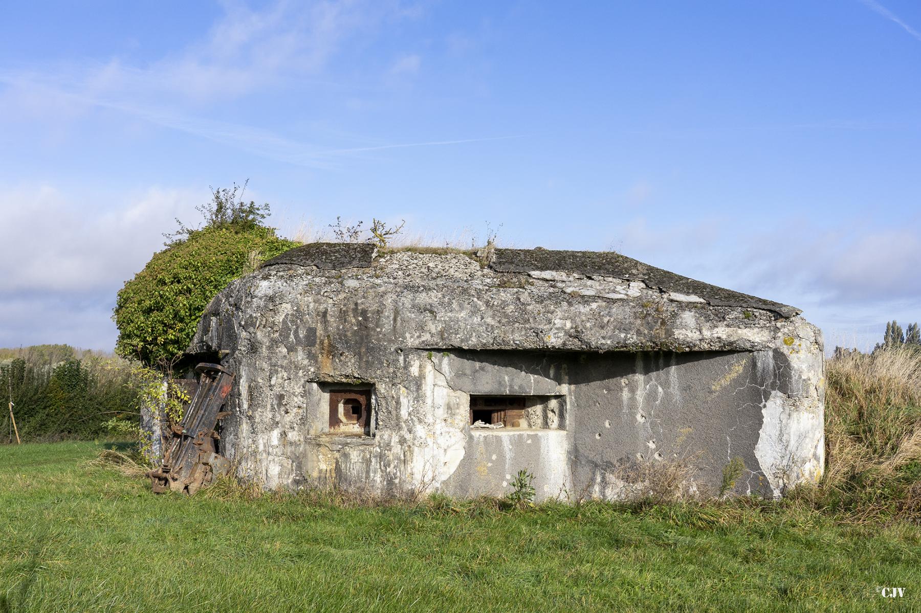 Ligne Maginot - B512 - WARGNIES LE GRAND OUEST - (Blockhaus pour canon) - Les créneaux du côté est  - Lia VERMEULEN