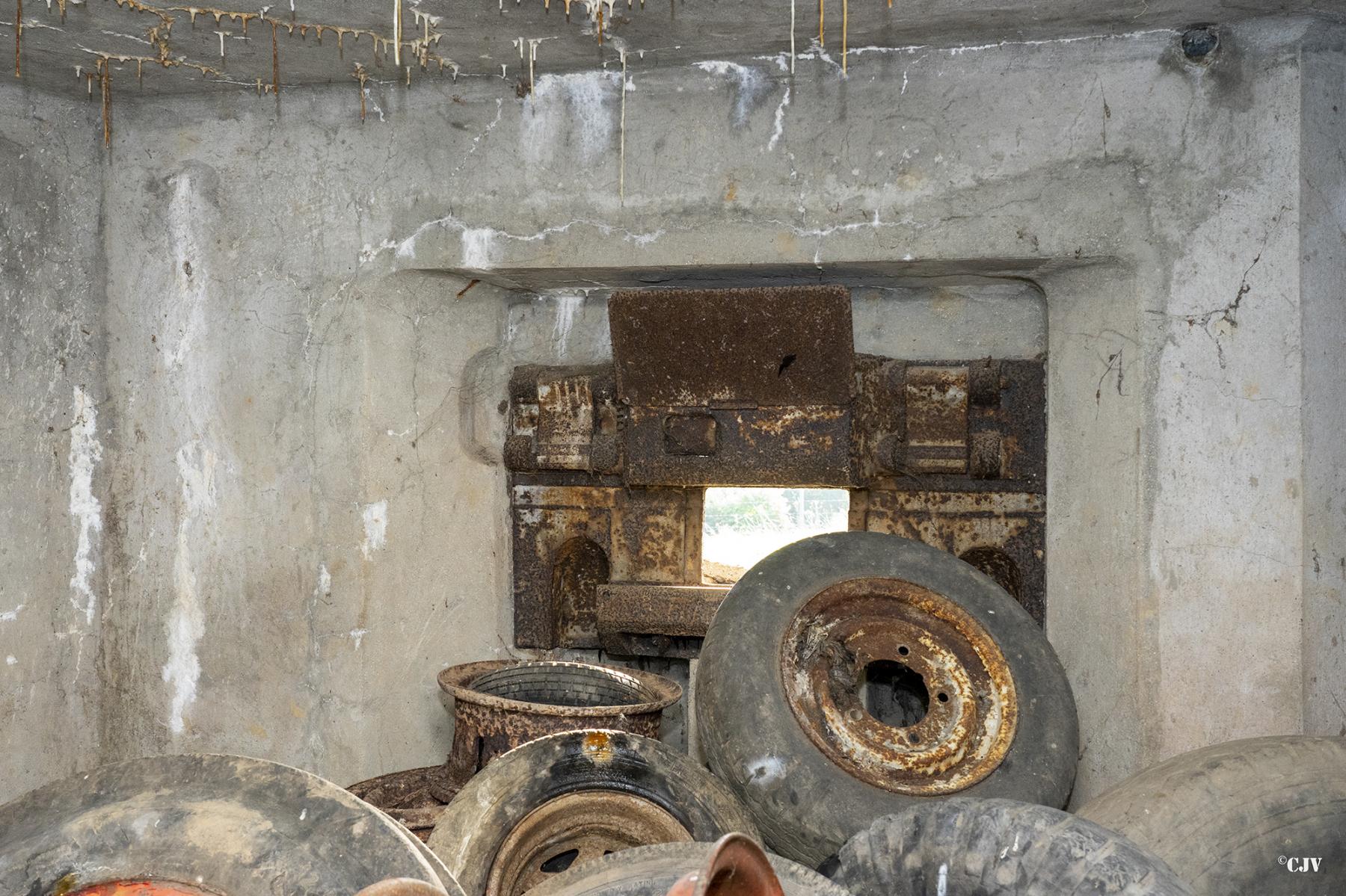 Ligne Maginot - B512 - WARGNIES LE GRAND OUEST - (Blockhaus pour canon) - L'embrasure Est - Lia VERMEULEN